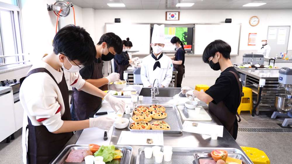 그림입니다.

원본 그림의 이름: 직업3.jpg

원본 그림의 크기: 가로 1920pixel, 세로 1080pixel

사진 찍은 날짜: 2021년 09월 15일 오후 4:16