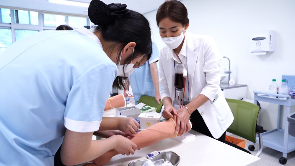 그림입니다.

원본 그림의 이름: 직업1.jpg

원본 그림의 크기: 가로 1920pixel, 세로 1080pixel

사진 찍은 날짜: 2021년 09월 15일 오후 4:14